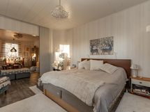 Makuuhuone/Olohuone  -- Sovrum/Vardagsrum