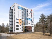 Rauhallinen sijainti mäen päällä. Yhtiöllä oma tontti.