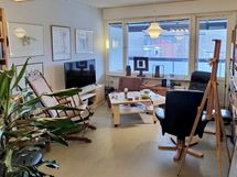 tilava olohuone josta kulku parvekkeelle