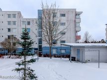 Julkisivu sisäpihalle ja C-porras.