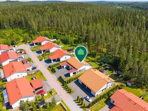 Rauhallinen sijainti ja metsään rajoittuva tontti