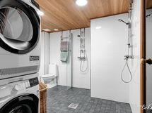 Kylpyhuone jossa sauna, kaksi suihkua ja pyykkihuolto.