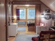 Yläkerran aula portaiden vierestä katsottuna.