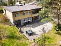 Julkisivu pihalle päin