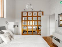 Walk-in-closet liukuovien takana