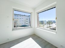 Olohuoneen vieressä olevan makuuhuoneen ikkunat suuntaavat lounaaseen ja kaakkoon.