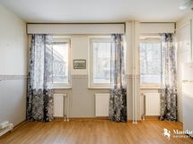 Olohuone eteisen tulosta päin.