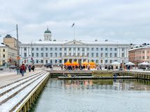 Vain muutaman minuutin kävelymatkan päässä on Esplanadi, kauppatori sekä Kauppahalli