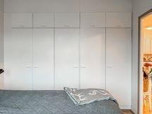 Makuuhuoneessa on kaappitilaa vaatteille.