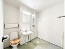 kylpyhuone on tilava ja löytyy pesukoneliitäntä - ja myös paikka kuivausrummulle.