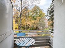 Parvekkeelta on näkymät etelän suuntaan Maskuntielle.