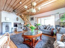 Olohuone, ikkunat järvelle päin