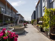 Taloyhtiön asukkaiden käytössä on upeat yhteiskäytössä olevat suojaisat piha-alueet.