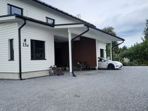 Julkisivua, vastaava aiemmin valmistunut naapuritalo