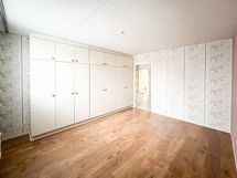 1. Makuuhuoneessa on rutkasti kaappitilaa