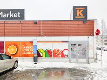 Lähikauppa Nekalankulman K-market on reilun 700 metrin päässä asunnolta