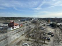 Näkymä makuuhuoneesta ja keittiöstä