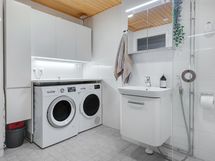 Kylpyhuoneessa hyvin tilaa myös pyykkihuollolle