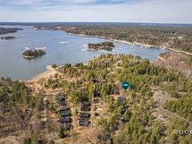 Järnö ja myytävä piha - Järnö och gården
