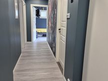 Käytävän varrella kylpyhuone, sauna ja kolme makuuhuonetta