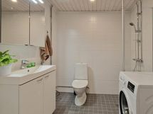 Kylpyhuoneeseen mahtuu myös pesutorni.