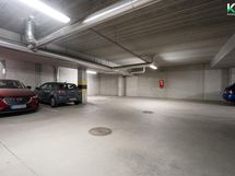 Autopaikka (oikeanpuoleinen auto) myydään asunnon mukana erikseen