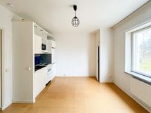 Avokeittiö ja muu tila järjestyy tarkoituksenmukaisesti yhteen.