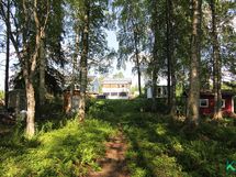 Rakennukset rannasta päin