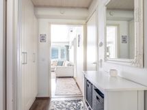 Eteisestä olohuoneeseen