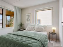 Virtuaalisesti kalustettu valokuva vastaavan toisen kerroksen asunnon makuuhuoneesta.