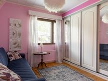 Alakerran makuuhuone 2