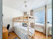 Kolmas makuuhuone ulko-oven vieressä.