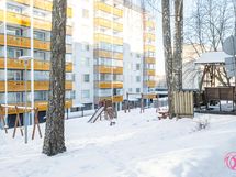 Taloyhtiön leikkipaikka.