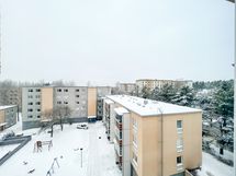 Rauhaisat näkymät ikkunoista etelän / lounaan suuntaan.