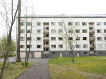 Taloyhtiön takapihaa - käynti mm. saunaan