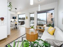  isot, lattiaan asti ulottuvat ikkunat