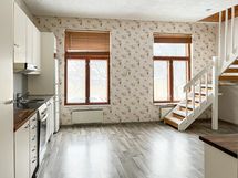 Kahden tason puutalokoti tunnelmallisesta taloyhtiöstä.