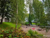 Vehreä piha uudistuu pihasuunnitelman myötä, joka siirtyy toteutusvaiheeseen keväällä 2026.