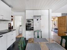 Avaraa ja valoisaa keittiötä