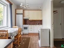 Avokeittiössä isot ikkunat ja hyvin tilaa myös ruokapöydälle