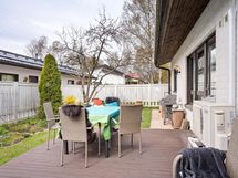 Pihalla on terassia ja tilaa myös nurmikolla erinlaisille istutuksille