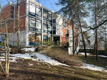 Taloyhtiötä on remontoitu kattavasti ja sillä on oma tontti.