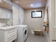 Kylpyhuoneeseen mahtuu hyvin kaapistoja tarvittaessa