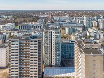 Talo keskellä, 12/16 krs. parveke ja makuuhuoneen ikkuna