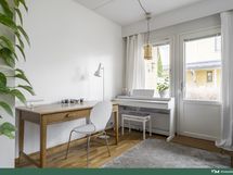 Olohuoneessa on hyvin tilaa työpisteelle.