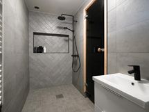 juuri uusittu kylpyhuone