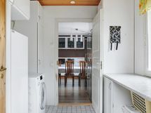 Kodinhoitohuoneesta näkymä keittiöön.