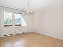 Olohuoneesta kulku lasitetulle parvekkeelle.