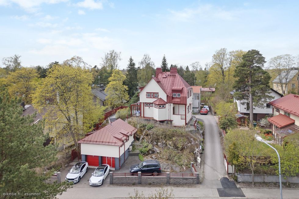 jugendkaunotar Villa Tuglas sekä erillinen ateljé rakennus