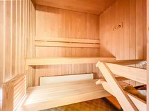 Asunnossa on myös oma sauna.
